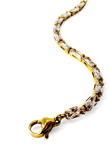 Golden colored stainless steel sparkling line bracelet.
